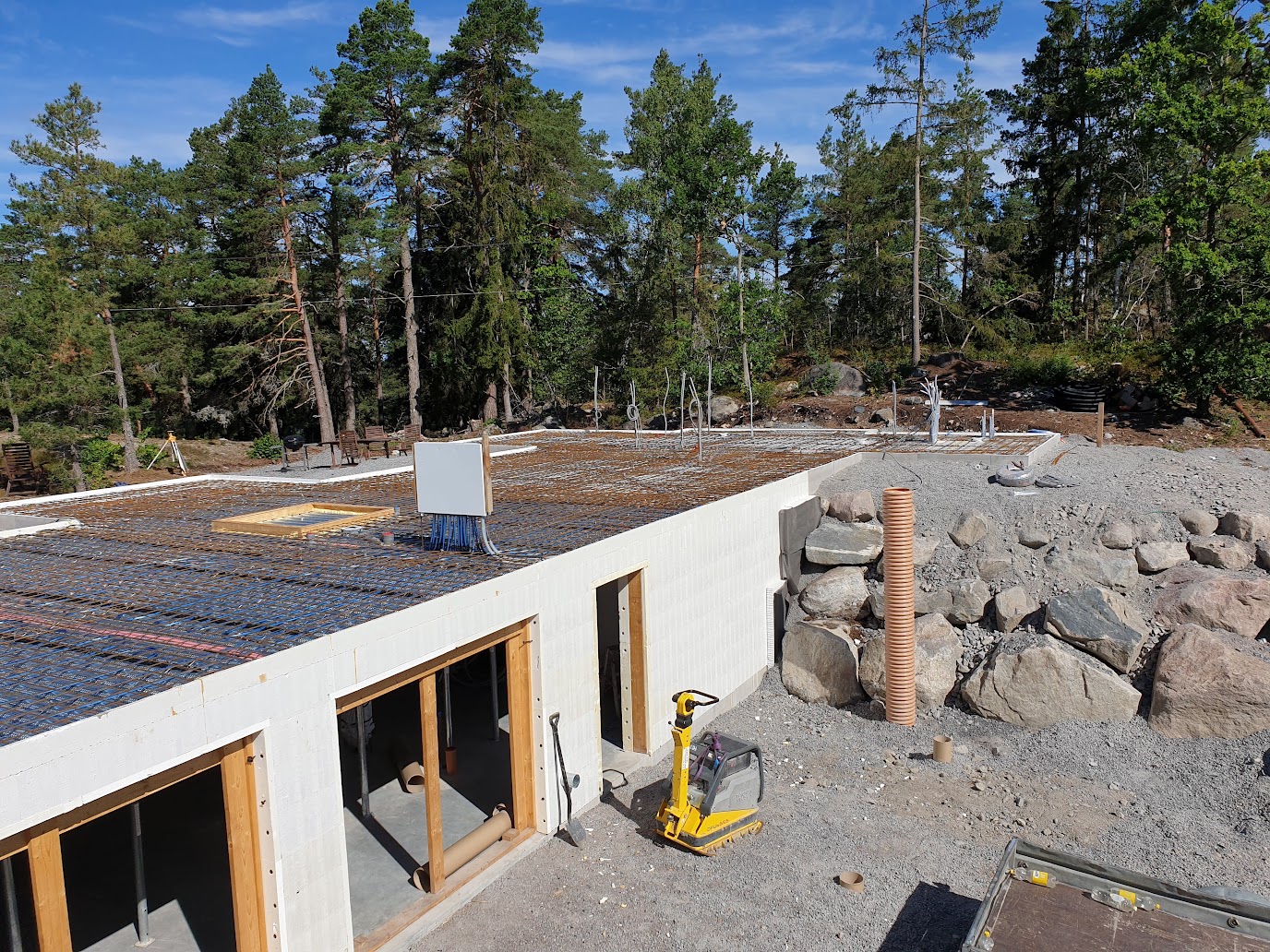 Pågående markarbete vitt hus