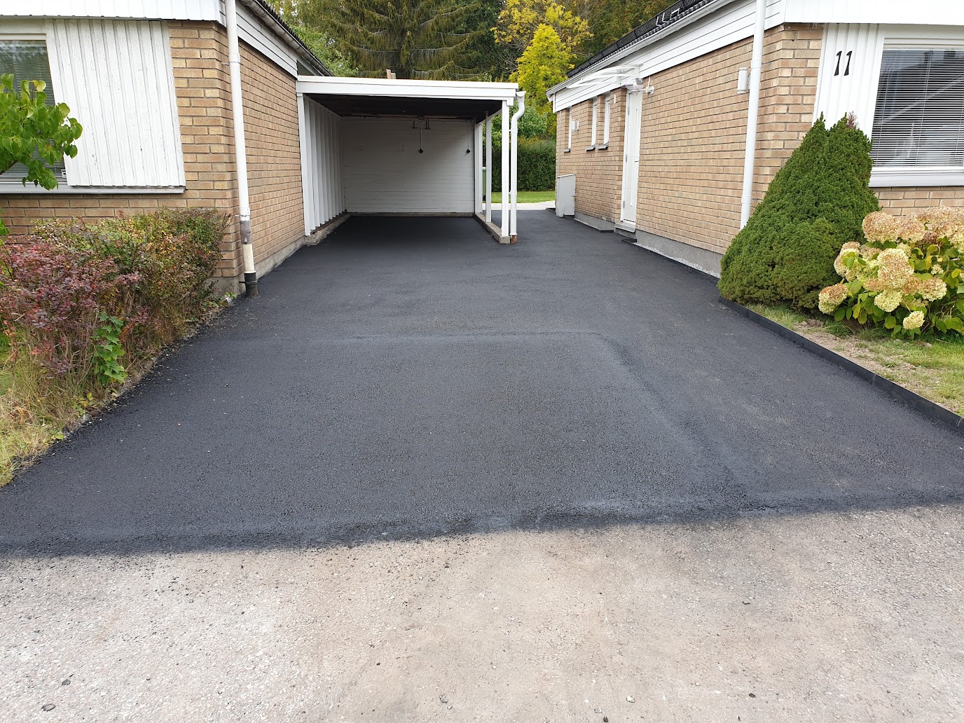 Nyanlagd garageuppfart med asfalt