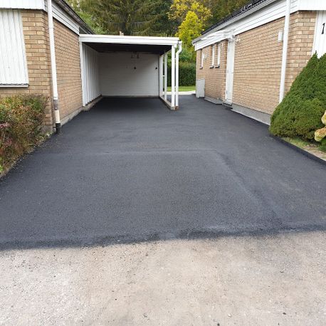 Nyanlagd garageuppfart med asfalt